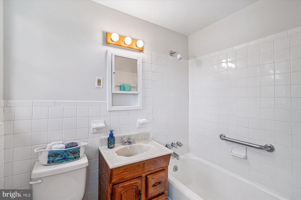 Image 5 of property listing at 56-A CRESCENT RD, Greenbelt, MD 20770