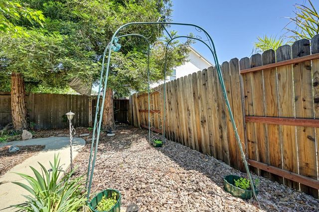 2104 Stansfield Dr, Roseville, CA 95747