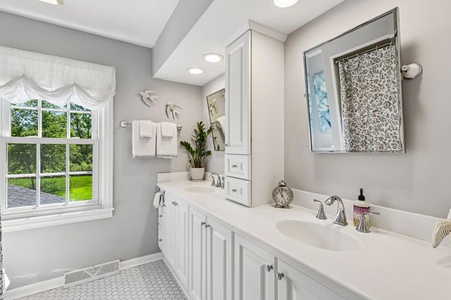 720 Oxbow Lane, Barrington, IL 60010