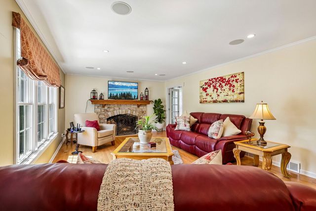 720 Oxbow Lane, Barrington, IL 60010