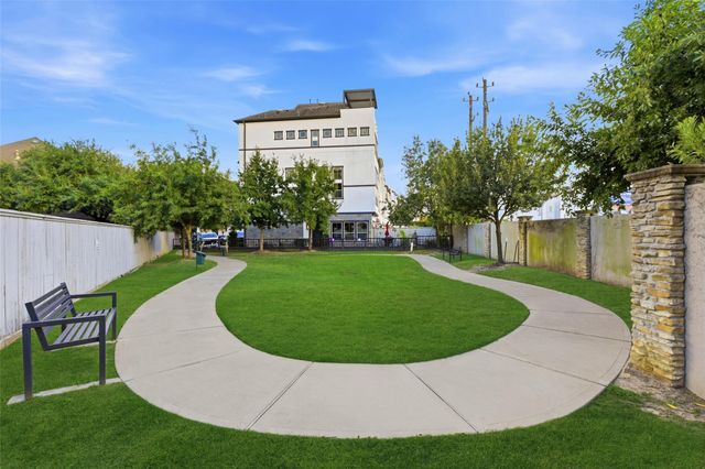 819 Algona Avenue, Houston, TX 77008