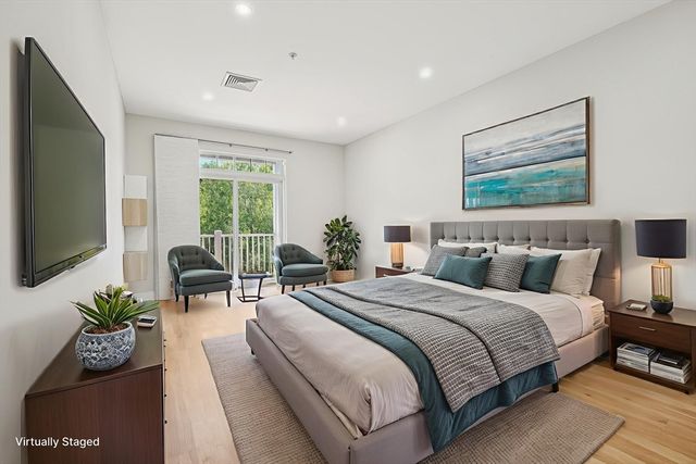 614 Pond St 2104, Braintree, MA 02184