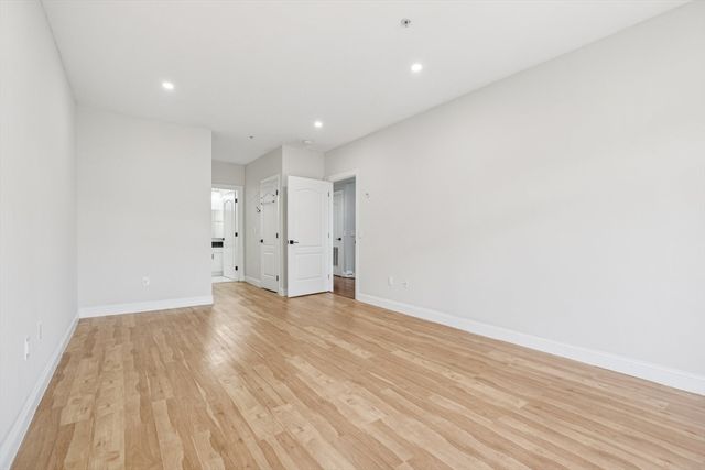 614 Pond St 2104, Braintree, MA 02184