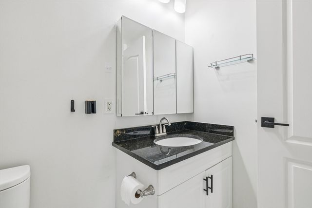 614 Pond St 2104, Braintree, MA 02184