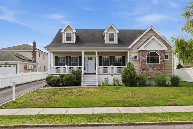 34 Meadow Lane, Amityville, NY 11701
