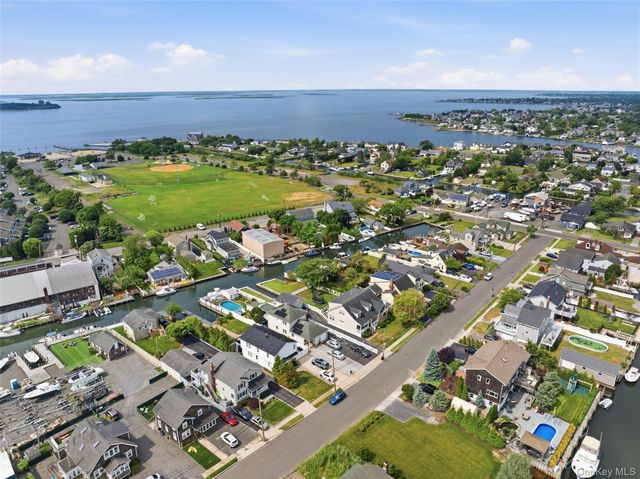 34 Meadow Lane, Amityville, NY 11701
