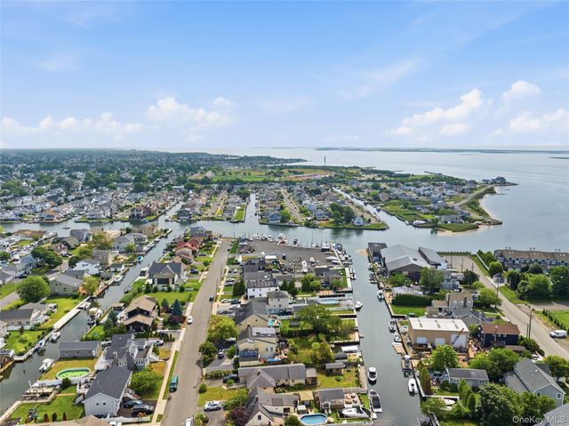 34 Meadow Lane, Amityville, NY 11701