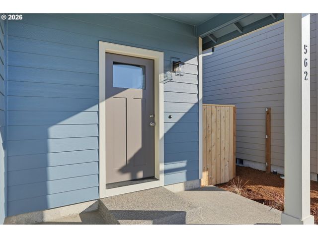 562 E Wilson St, Carlton, OR 97111