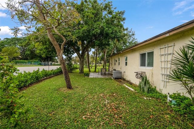 410 SW Natura Ave, Deerfield Beach, FL 33441