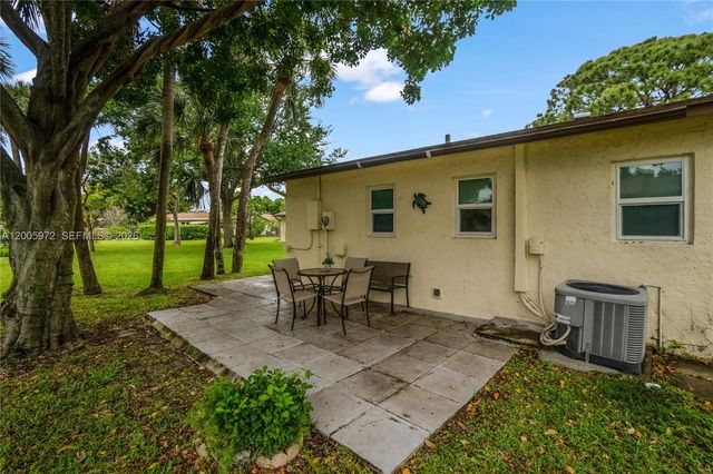 410 SW Natura Ave, Deerfield Beach, FL 33441