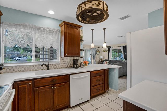 410 SW Natura Ave, Deerfield Beach, FL 33441