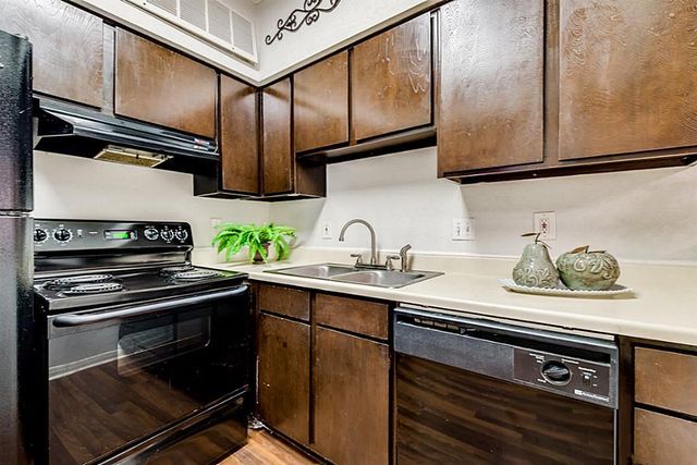 2100 Tanglewilde Street 296, Houston, TX 77063