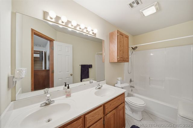 206 S Division Street, Coweta, OK 74429