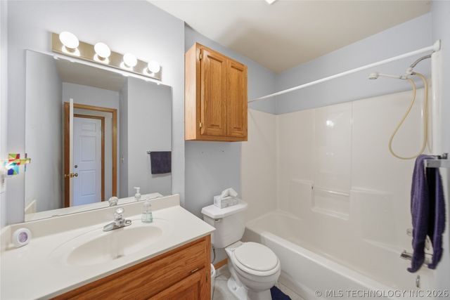 206 S Division Street, Coweta, OK 74429