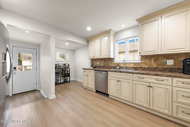 20 Weston Place, Eatontown, NJ 07724