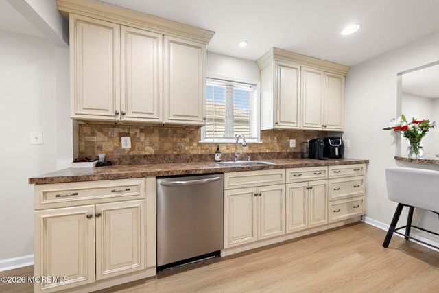 20 Weston Place, Eatontown, NJ 07724