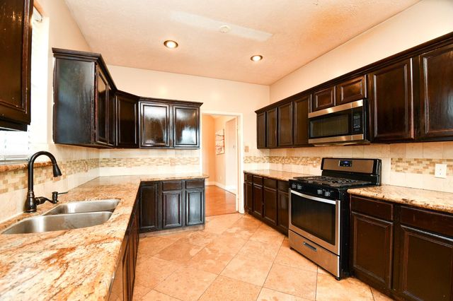 4306 W Thunderwood Circle, Fresno, TX 77545