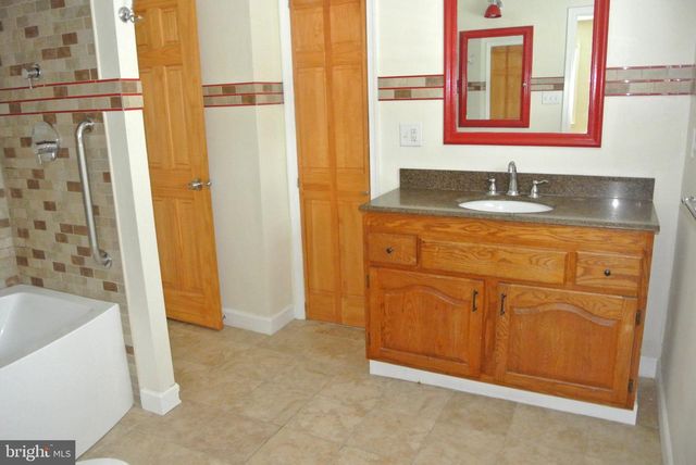 6 COBBLESTONE DR, Horsham, PA 19044
