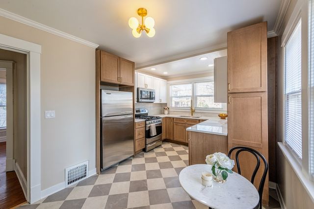 655 Glenwood Avenue, Joliet, IL 60435