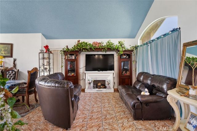 6225 Galanos Court, Bakersfield, CA 93313