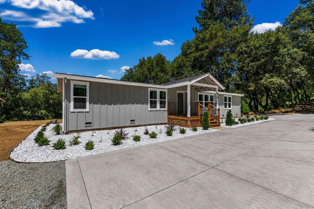 24561 Defender Grade Rd, Pioneer, CA 95666