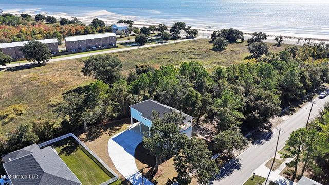124 Holiday Avenue, Pass Christian, MS 39571