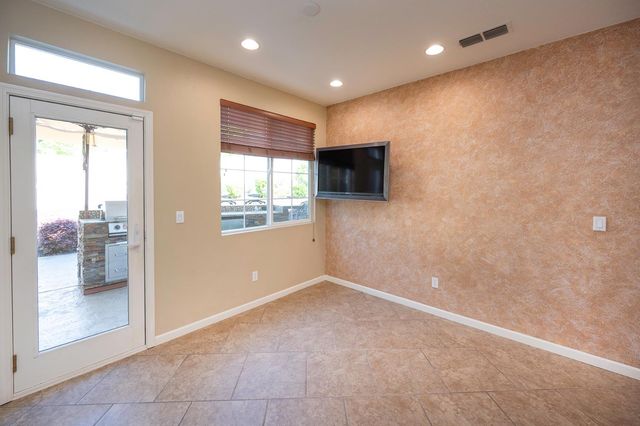 688 Humbert St, Folsom, CA 95630
