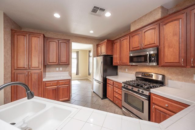 688 Humbert St, Folsom, CA 95630