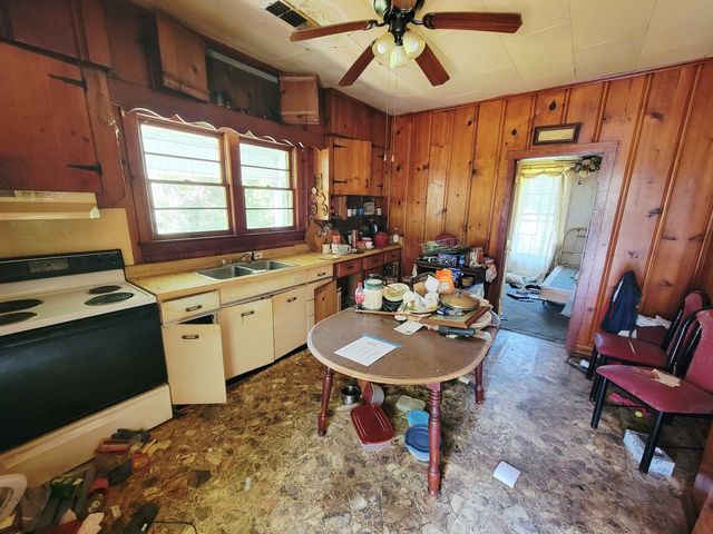 926 E Railroad St, Waverly, TN 37185
