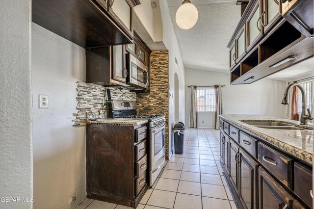 9724 STAUBACH Drive, El Paso, TX 79927