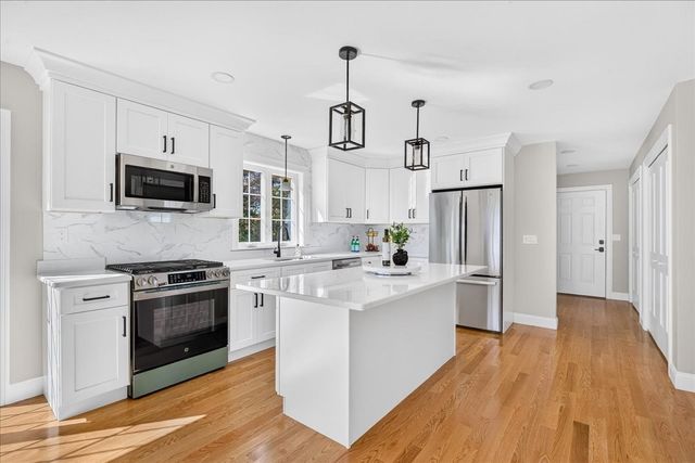 49 Thompson St, Middleboro, MA 02346