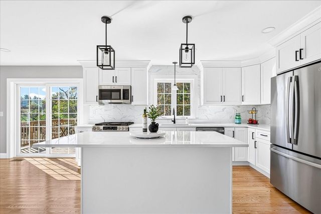 49 Thompson St, Middleboro, MA 02346
