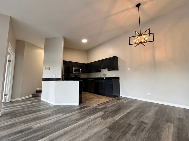 1539 RAYMOND Drive 204, Naperville, IL 60563