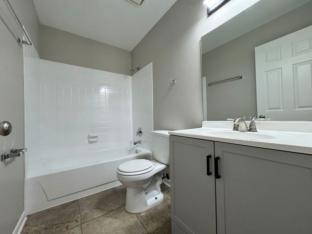 1539 RAYMOND Drive 204, Naperville, IL 60563