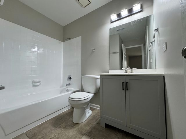 1539 RAYMOND Drive 204, Naperville, IL 60563