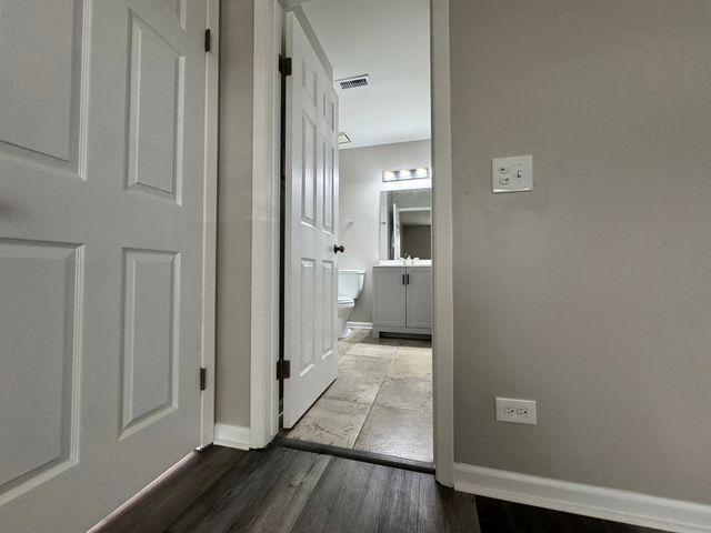 1539 RAYMOND Drive 204, Naperville, IL 60563