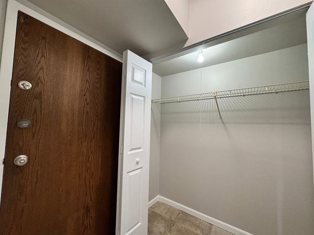 1539 RAYMOND Drive 204, Naperville, IL 60563