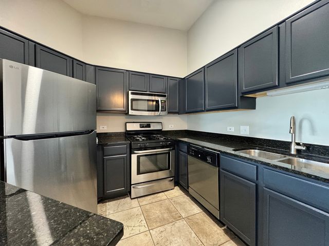 1539 RAYMOND Drive 204, Naperville, IL 60563