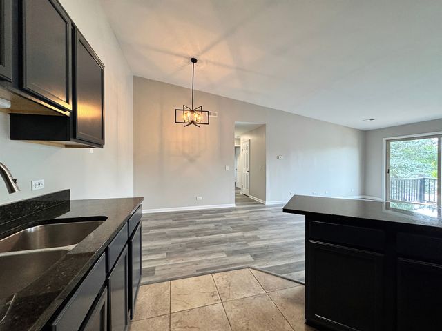 1539 RAYMOND Drive 204, Naperville, IL 60563