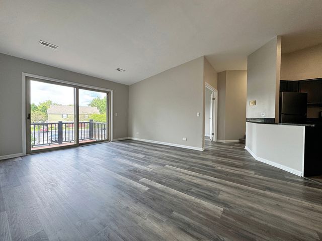 1539 RAYMOND Drive 204, Naperville, IL 60563