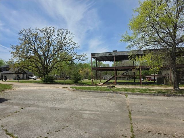 1716 W Holly Street, Fayetteville, AR 72703