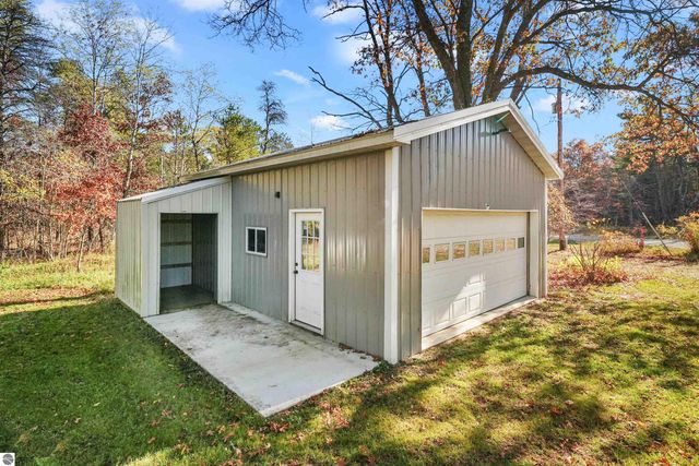 8230 W Lotan Road, Lake City, MI 49651