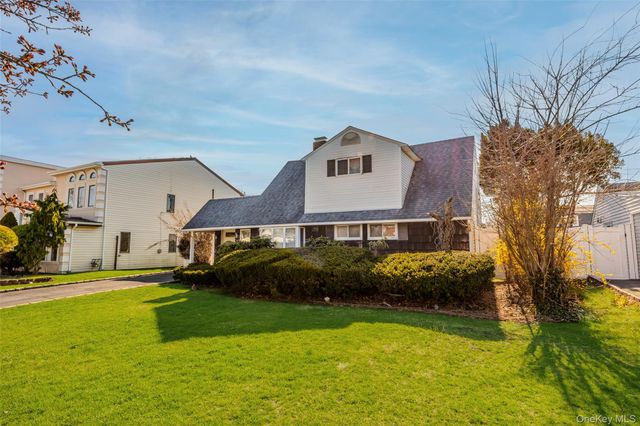 34 Link Lane, Hicksville, NY 11801