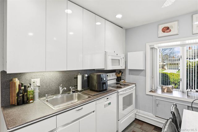 34 Link Lane, Hicksville, NY 11801