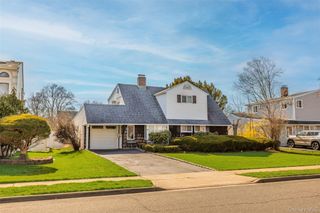 34 Link Lane, Hicksville, NY 11801