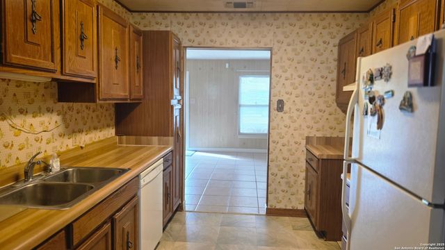 3627 W Poplar, San Antonio, TX 78228