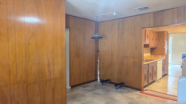 3627 W Poplar, San Antonio, TX 78228