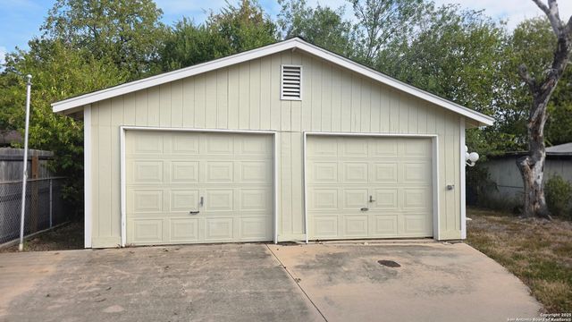 3627 W Poplar, San Antonio, TX 78228