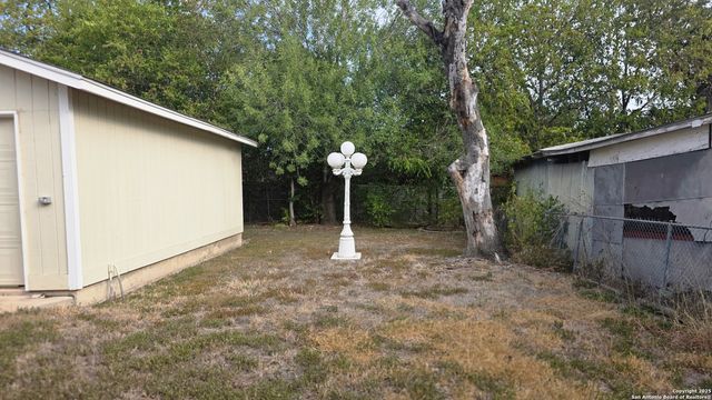 3627 W Poplar, San Antonio, TX 78228