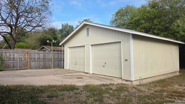 3627 W Poplar, San Antonio, TX 78228